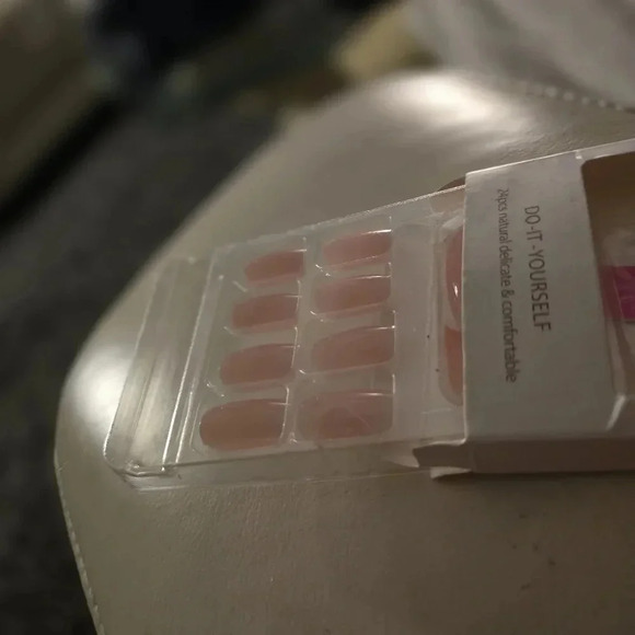 Light Pink Press On Nails 💅 - Picture 2 of 4